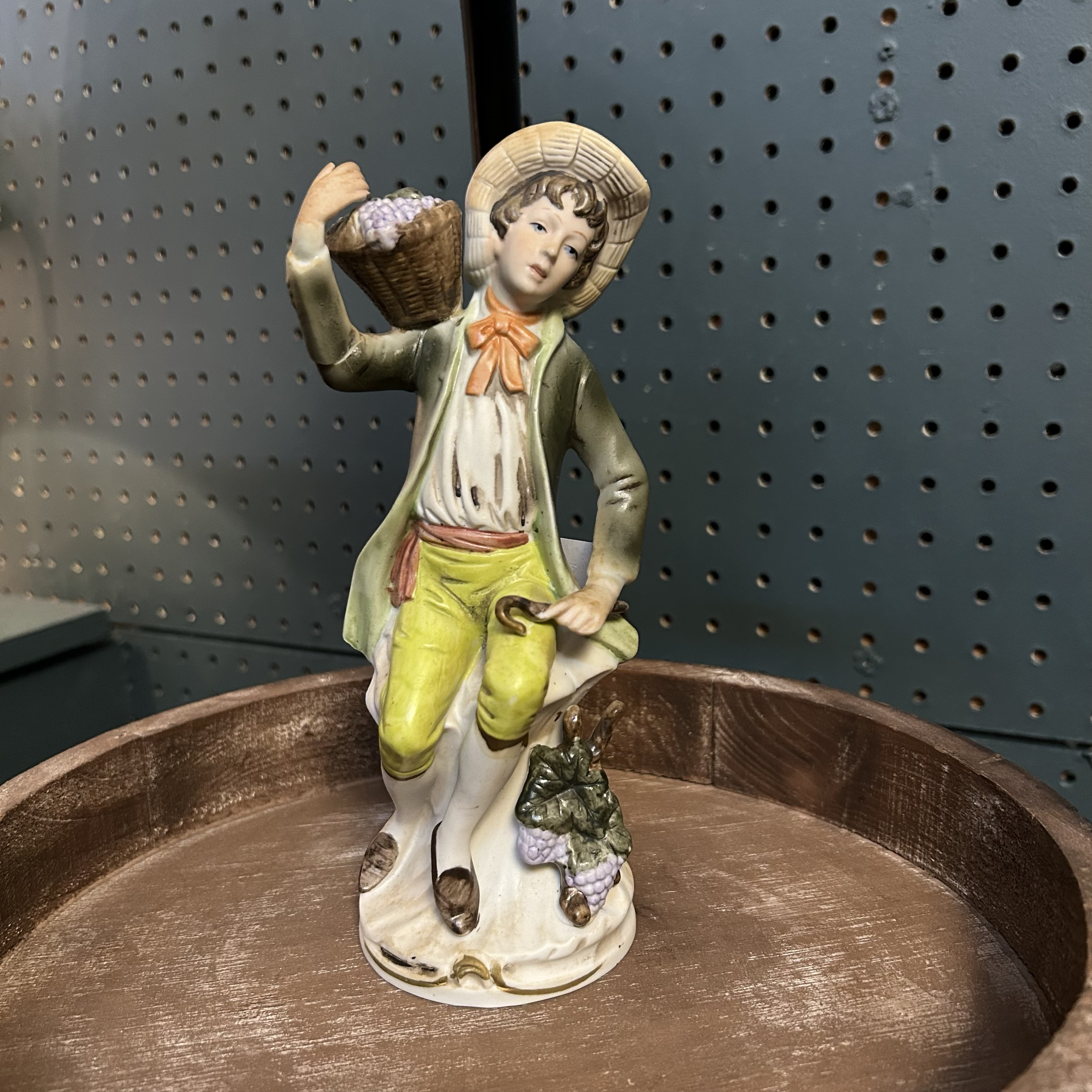 Homeco Porcelian Tuscany Figurine The Grape Picker 8”